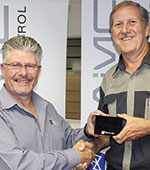 Lucky draw winner Marthinus Venter (right).